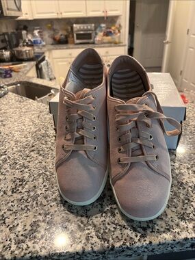 Women's Casual Lace-Up Sneakers in Blush Pink. Vionics